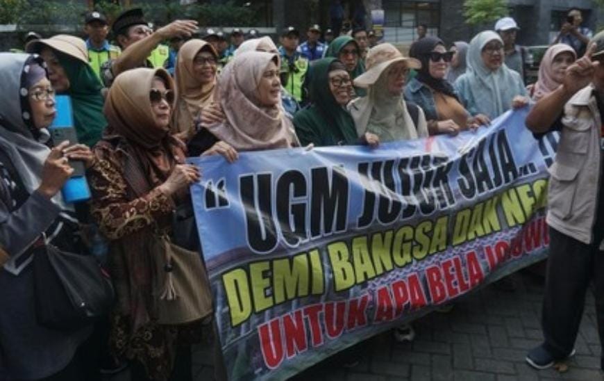 Massa TPUA Datangi UGM, Tuntut Klarifikasi Keaslian Ijazah Presiden Jokowi