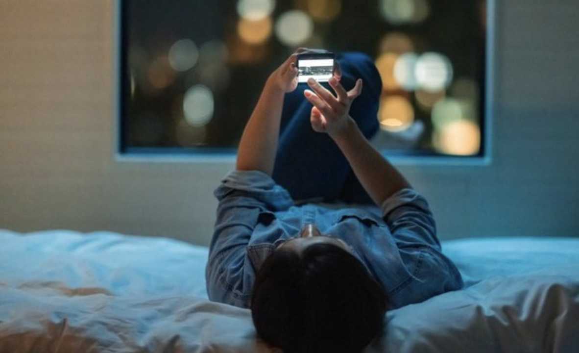 Bukan Blue Light: Kebiasaan Ponsel Ini yang Diam-Diam Merusak Waktu Tidur Anda
