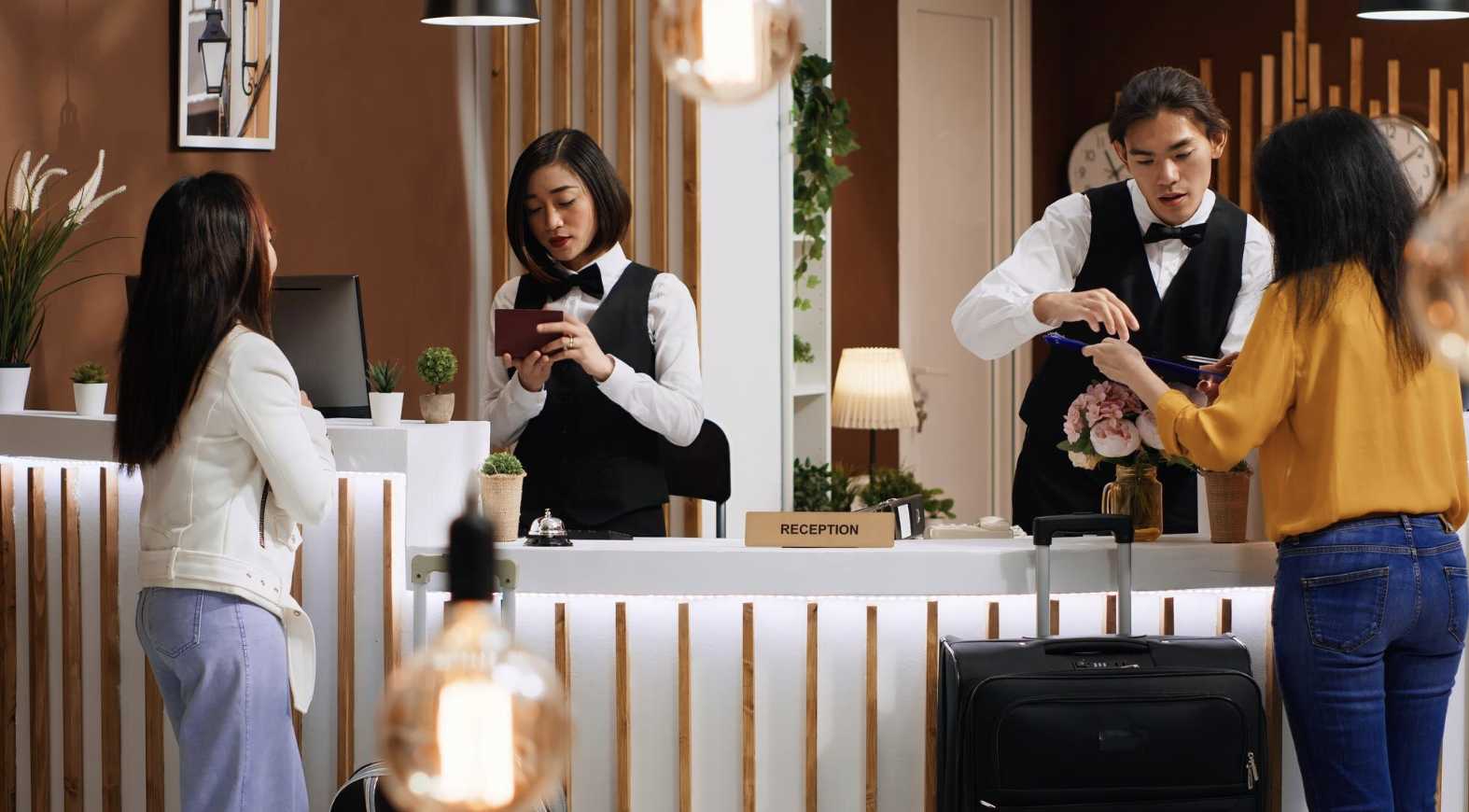 7 Kesalahan Fatal Saat Check-In Hotel yang Bikin Rugi & Cara Menghindarinya