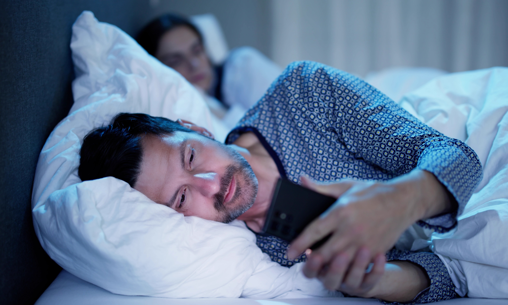 8 Tips Mengatasi Susah Tidur Malam Akibat Asyik Main HP