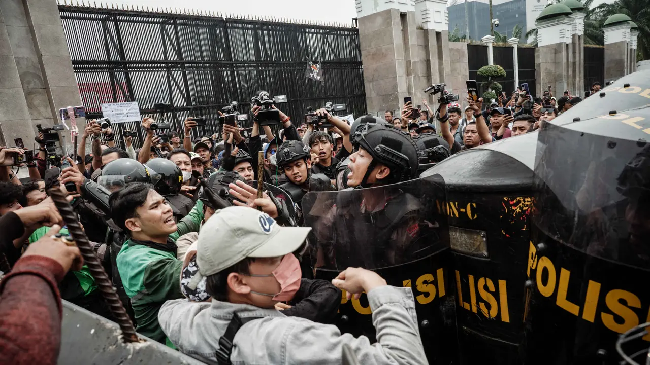 7 Fakta Panas Demo DPR Ricuh karena Tunjangan Rp100 Juta, Motor Dibakar!