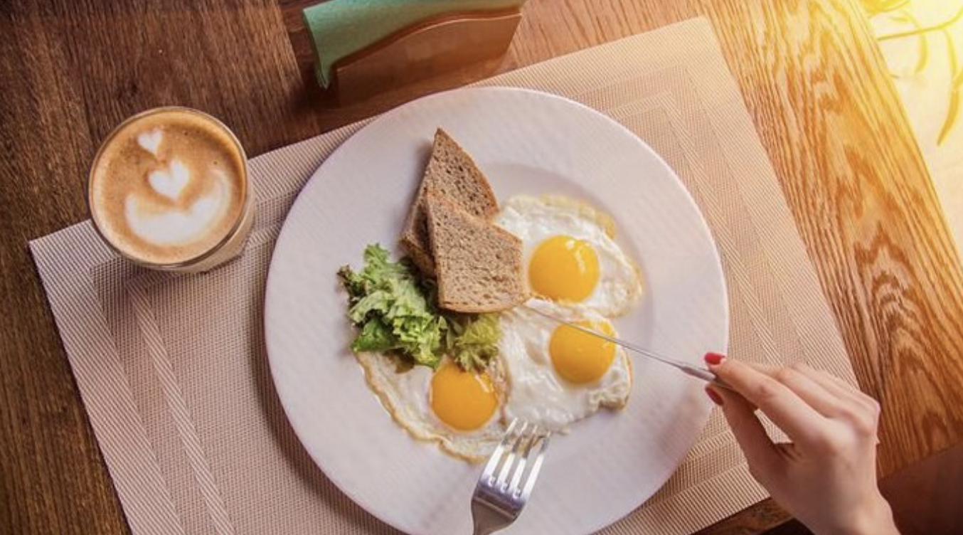 Benarkah Lewatkan Sarapan Bisa Bantu Turunkan Berat Badan? Fakta Medisnya!