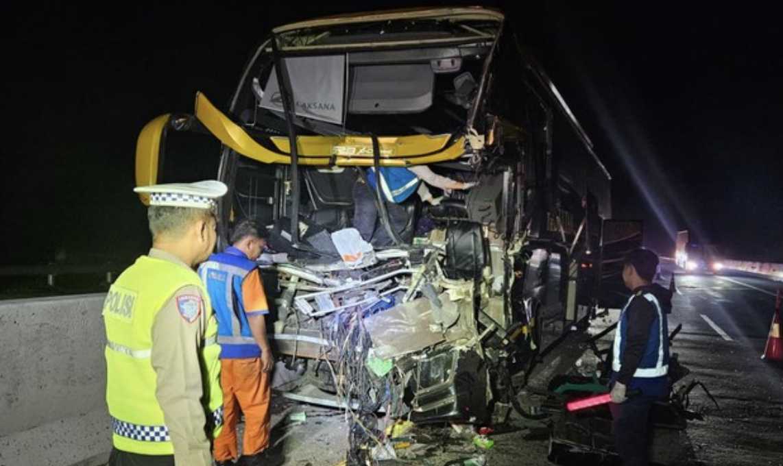 Tragis! Bus The Sultan Kecelakaan di Tol Batang, 1 Penumpang Tewas