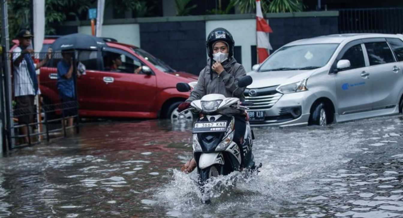 Banjir Jakarta Makin Meluas, 45 RT dan 22 Jalan Lumpuh Sore Ini