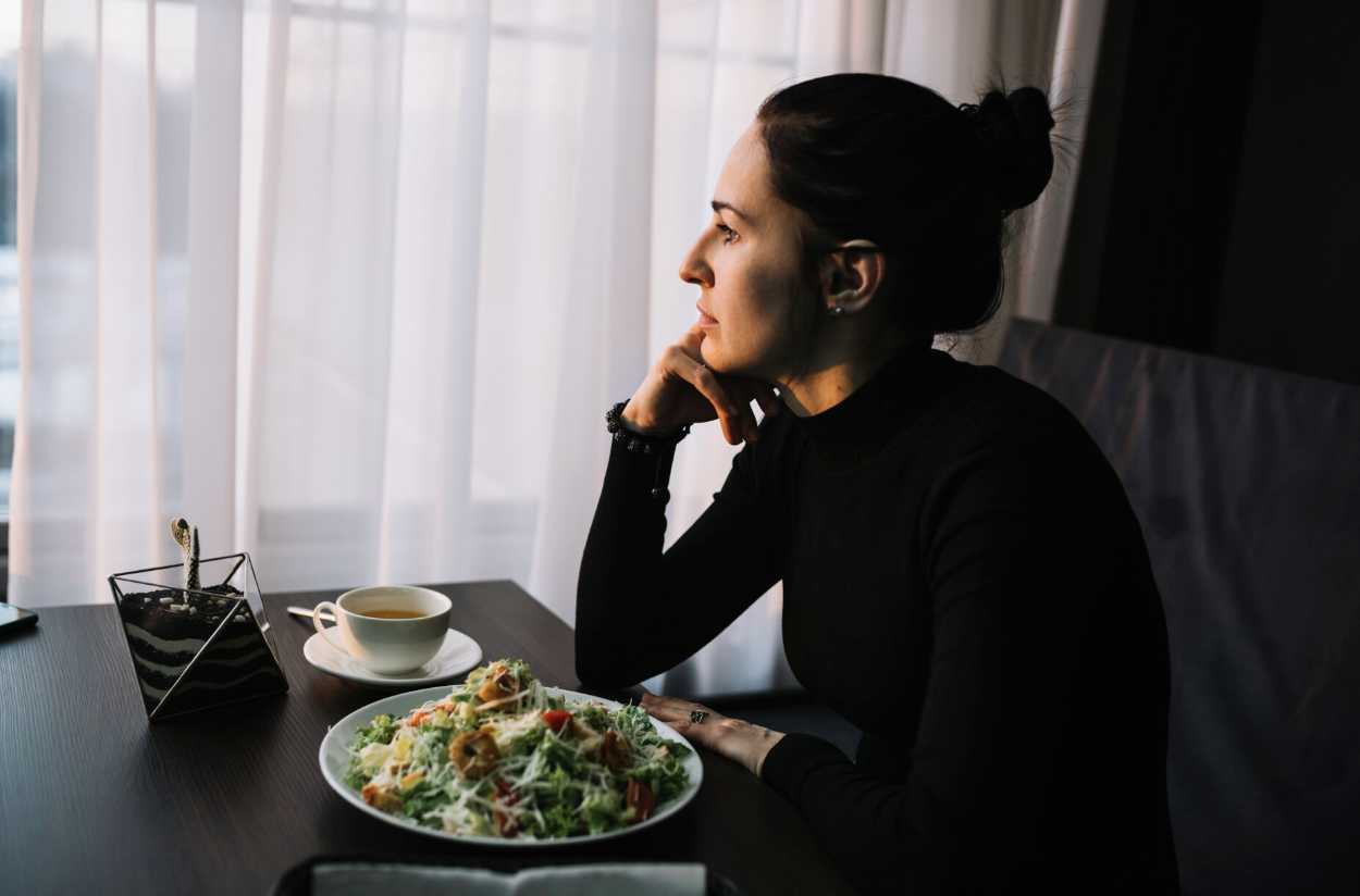 Temuan Mengejutkan: Ternyata Makan Sendiri Terlalu Sering Bisa Picu Gangguan Mental-Fisik