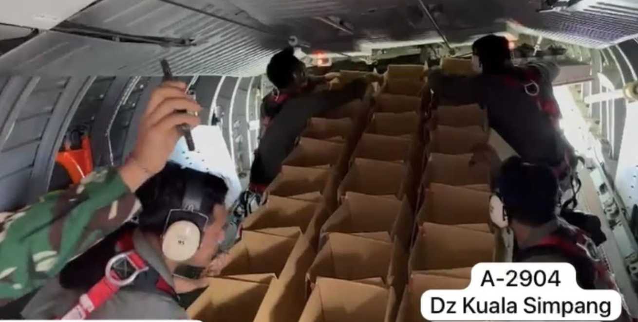 TNI AU Terjunkan 180 Helibox: Operasi Udara Salurkan Bantuan untuk Warga Sumatera 2025