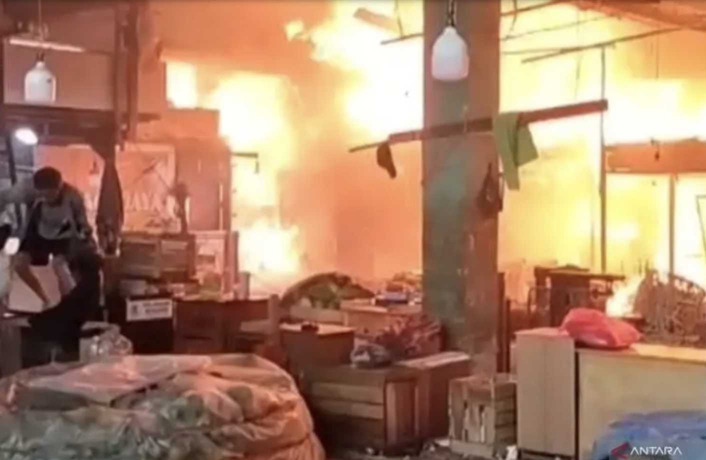 Pasar Induk Kramat Jati Dilalap Api, 16 Mobil Damkar Berjibaku Padamkan Kebakaran