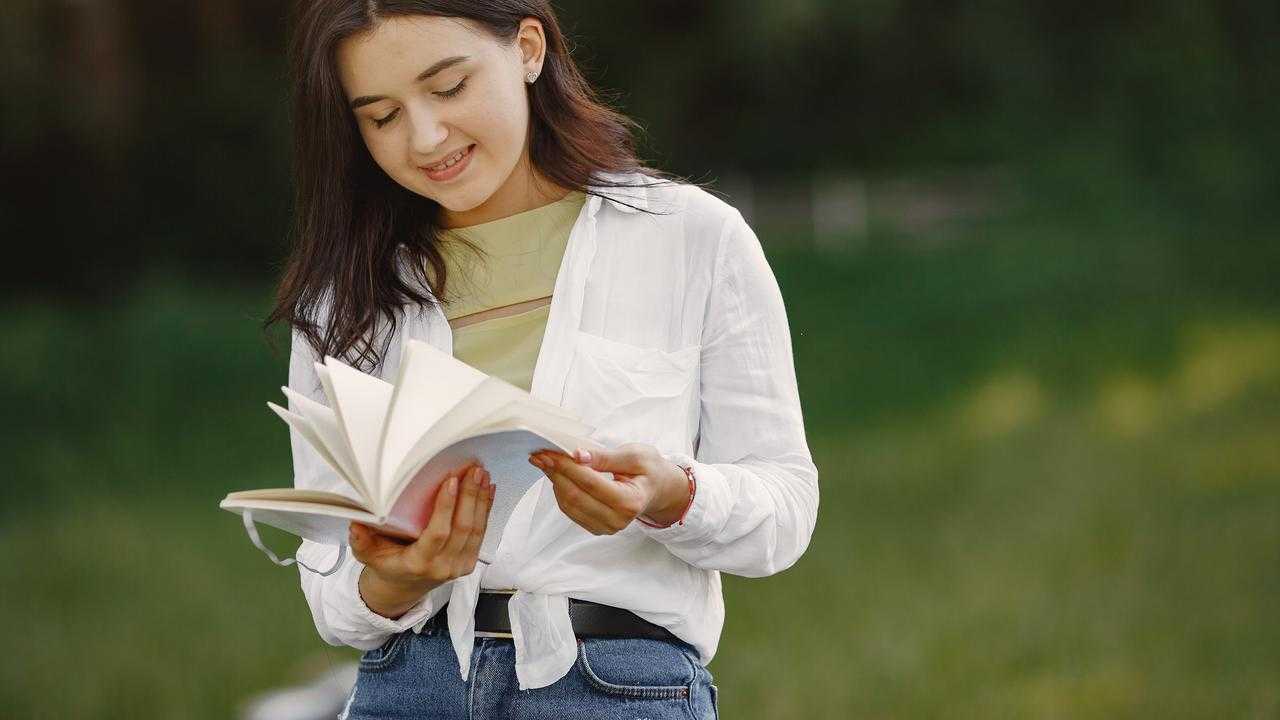 10 Buku Inspiratif yang Wajib Dibaca Anak Muda di Tahun 2025