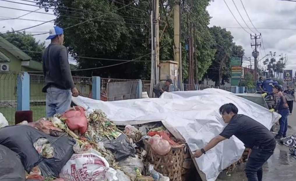 Pemkot Tangsel Bertindak Cepat Tutup Sampah Menggunung demi Redam Bau Menyengat