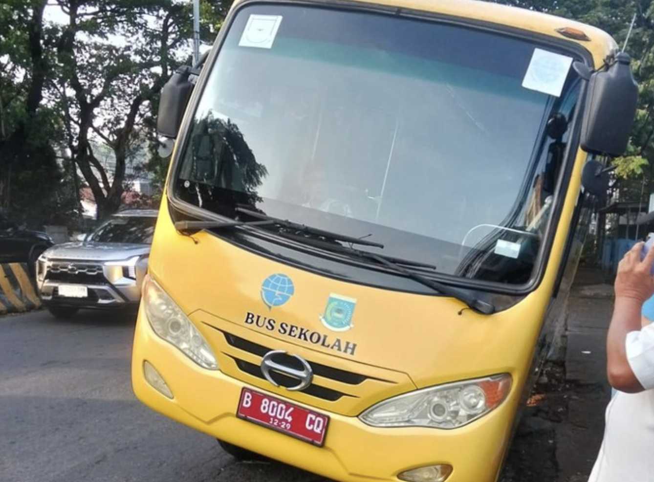 10 Anak Selamat, Bus Sekolah Terperosok ke Galian Proyek di Ciputat Pagi Hari