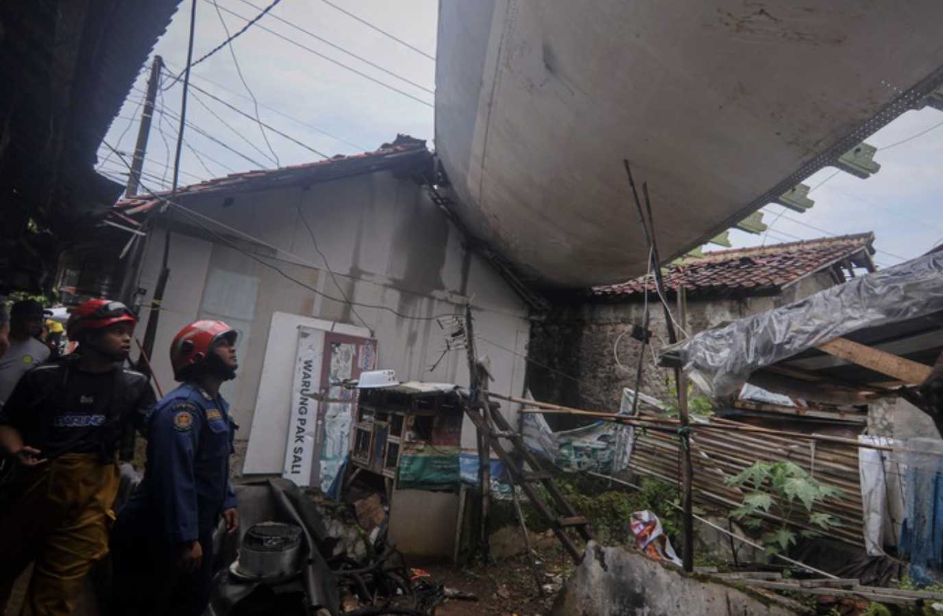 Puting Beliung Bogor Terjang 55 Rumah, Sayap Pesawat Terbang Hantam Rumah Warga
