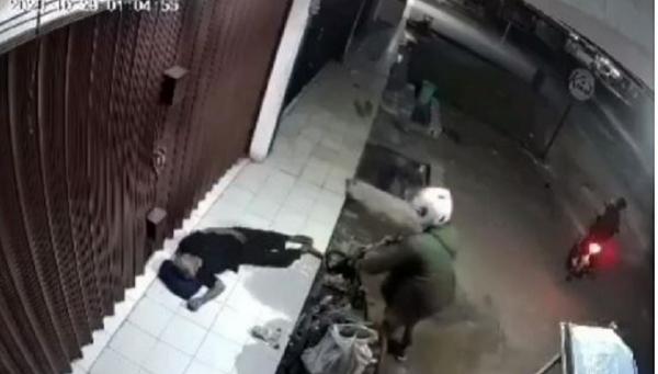 Parah! Kursi Roda Miliknya Dicuri, Kakek Disabilitas Terpaksa Merangkak