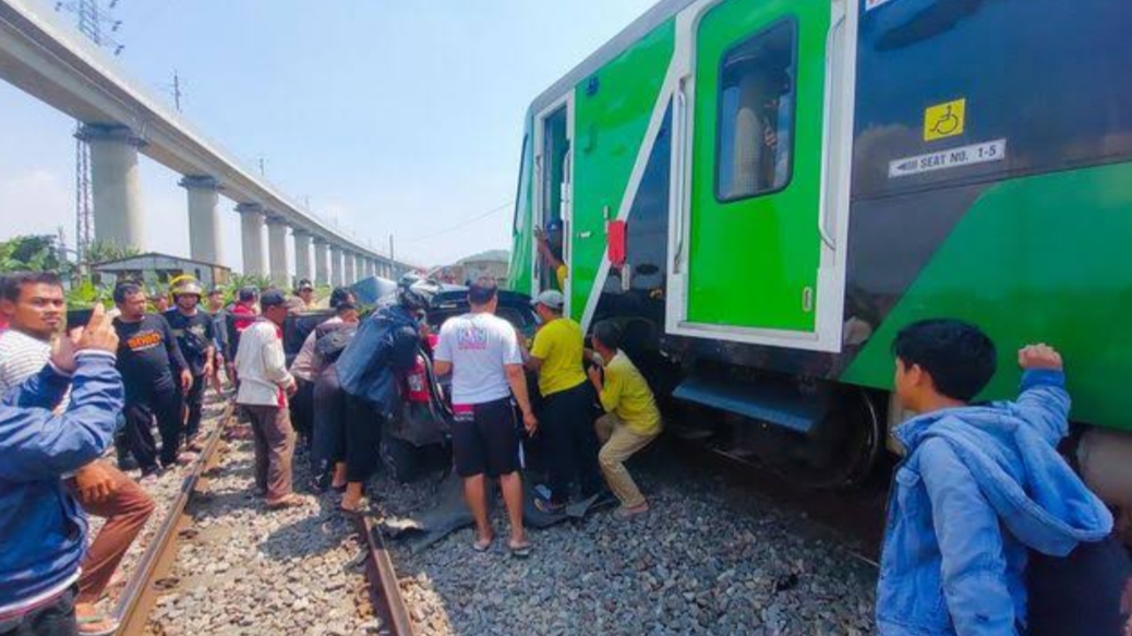 Tabrakan Antara KA Feeder Kereta Cepat Whoosh dan mobil Sigra