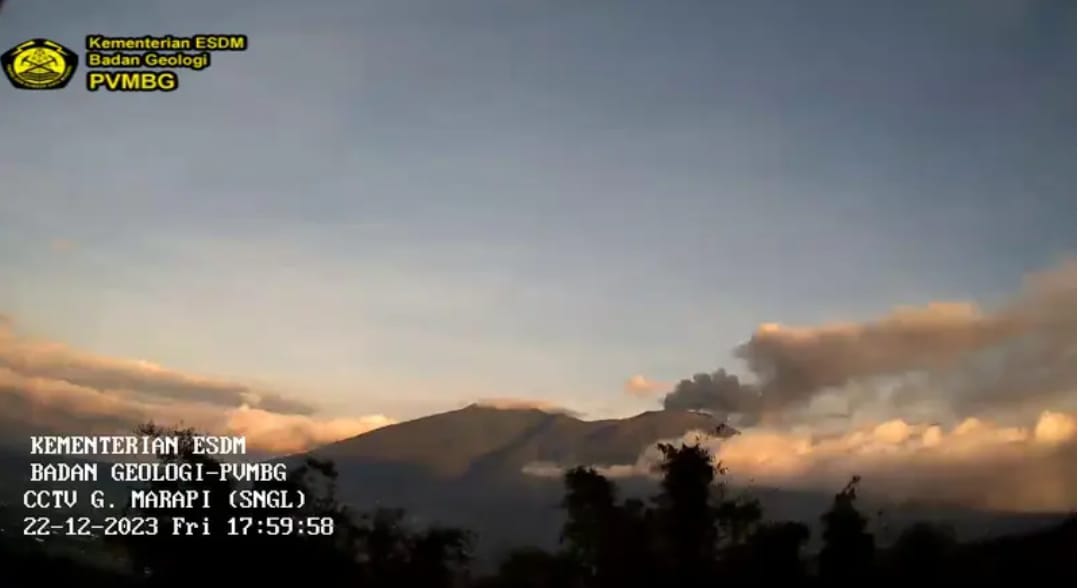 Aktivitas Penerbangan Di BIM Terhenti Sementara Imbas Abu Vulkanik Erupsi Gunung Merapi