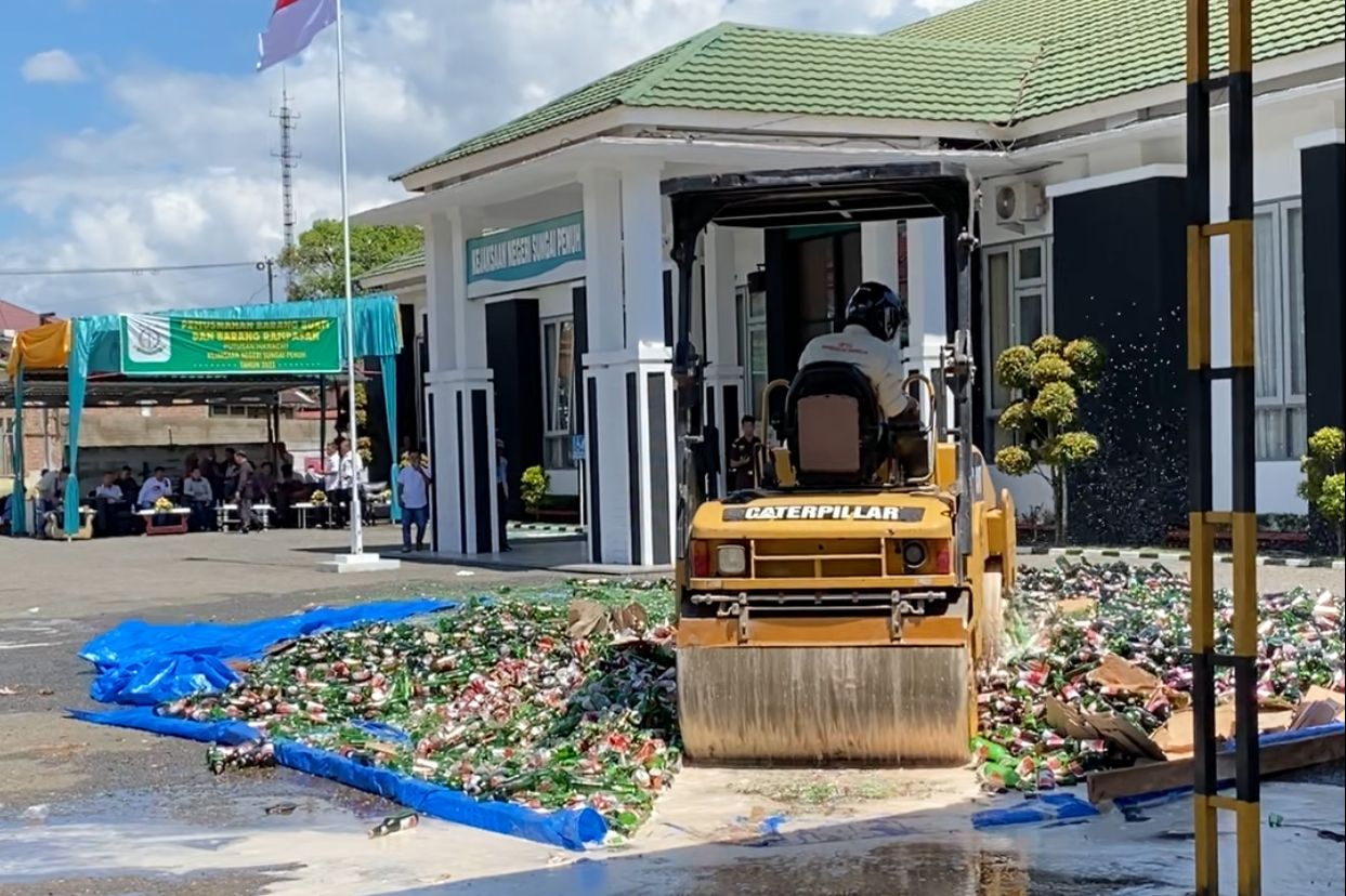 10 Ribu Botol Miras Dimusnahkan