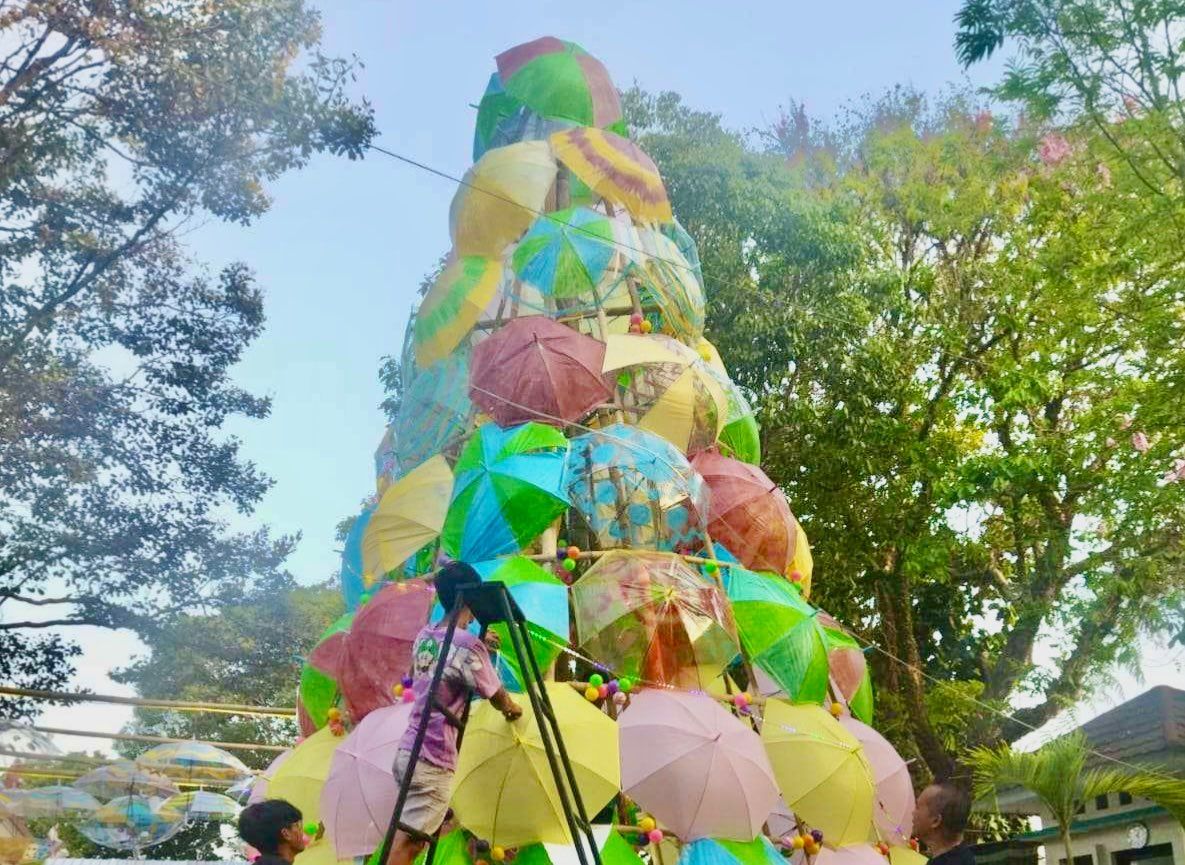 Warga Klaten Kreasikan Payung jadi Pohon Natal Unik