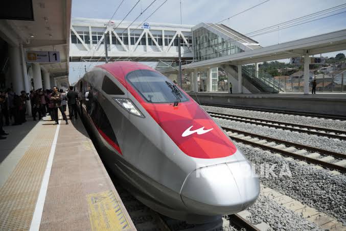 Direktur Utama PT KCIC Bantah Isu Sepi Penumpang Kereta Cepat WHOOSH