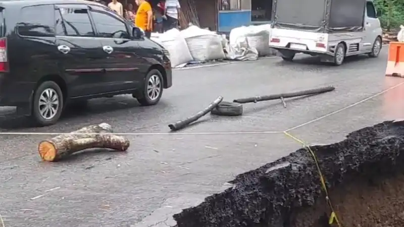 Jalur Padang Panjang-Bukittinggi Buka Tutup di Aia Angek Akibat Jalan Amblas