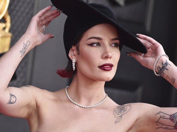 Halsey Ungkap Perjuangan Melawan Penyakit Serius dan Umumkan Album Baru
