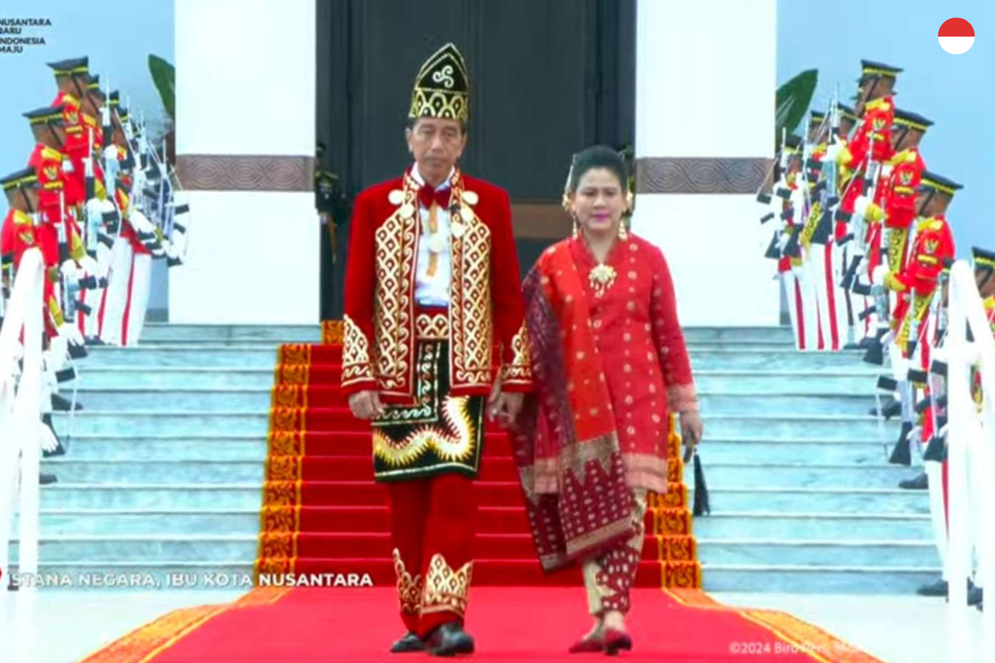 Presiden Kenakan Busana Kalsel dalam Upacara Penurunan Bendera