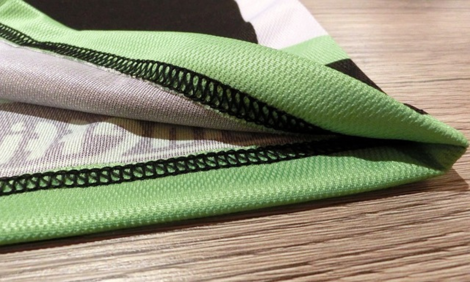 Bahaya Tersembunyi dari Polyester: Dampak Buruk Bagi Kesehatan Kulit dan Lingkungan