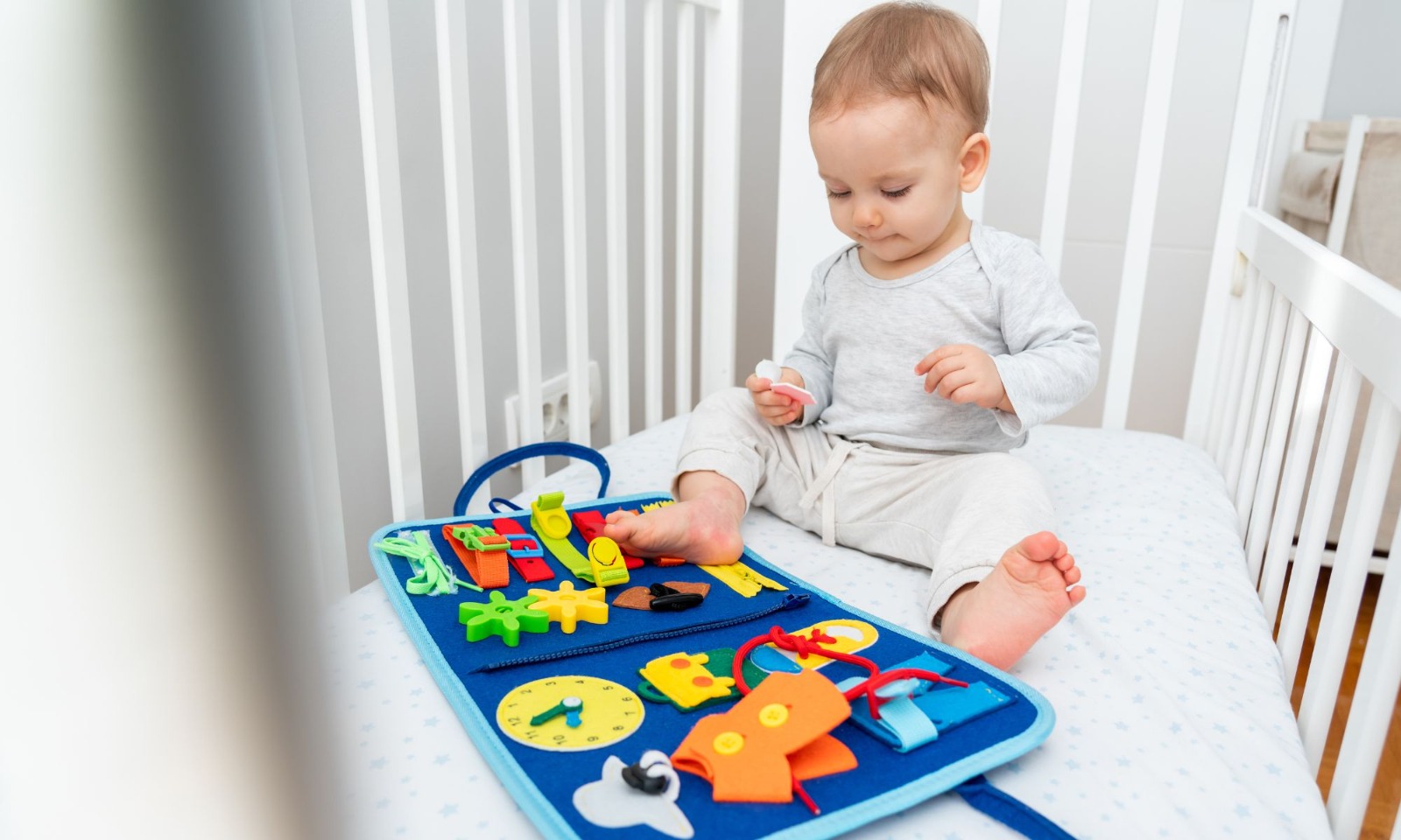 Stimulasi Motorik Halus Anak: 5 Manfaat Menakjubkan Busy Board sebagai Permainan Luar Biasa