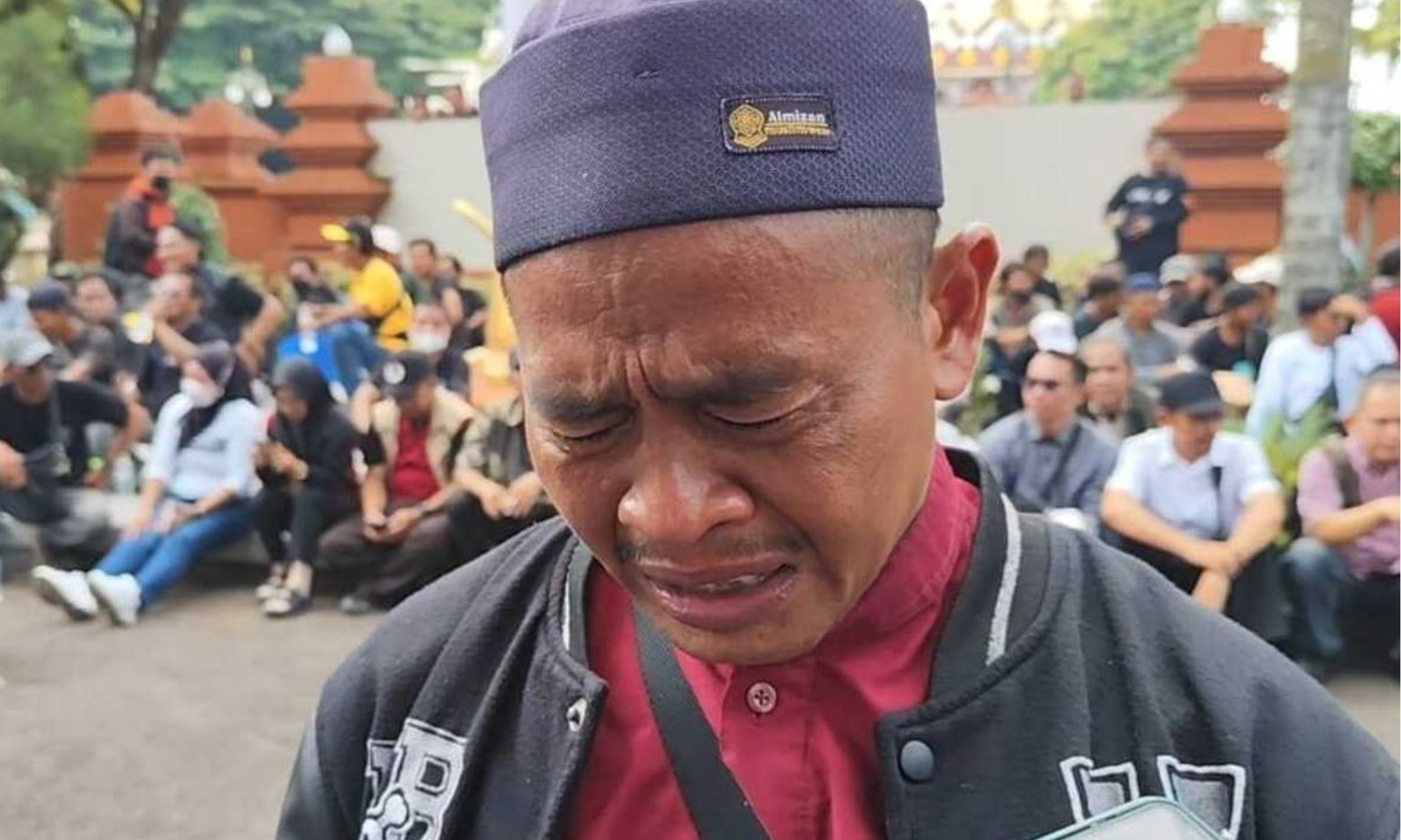 Tangis Guru Honorer Duladi Setelah 24 Tahun Mengabdi Tanpa Kepastian Status