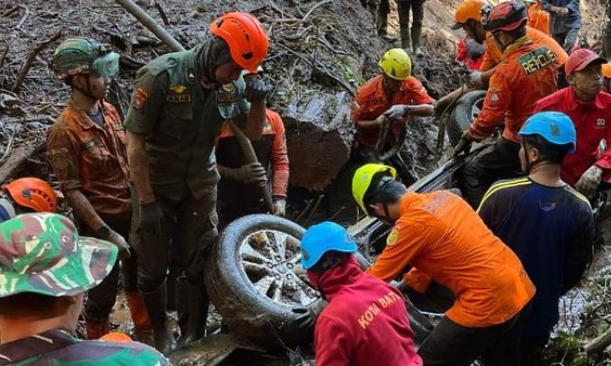 Longsor Mojokerto: 1 Korban Masih Terjebak, Evakuasi Terkendala Cuaca