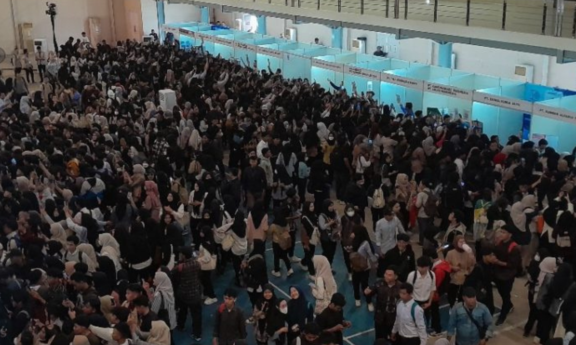 Job Fair Bekasi Membludak, Banyak Pencari Kerja Pingsan karena Berdesakan