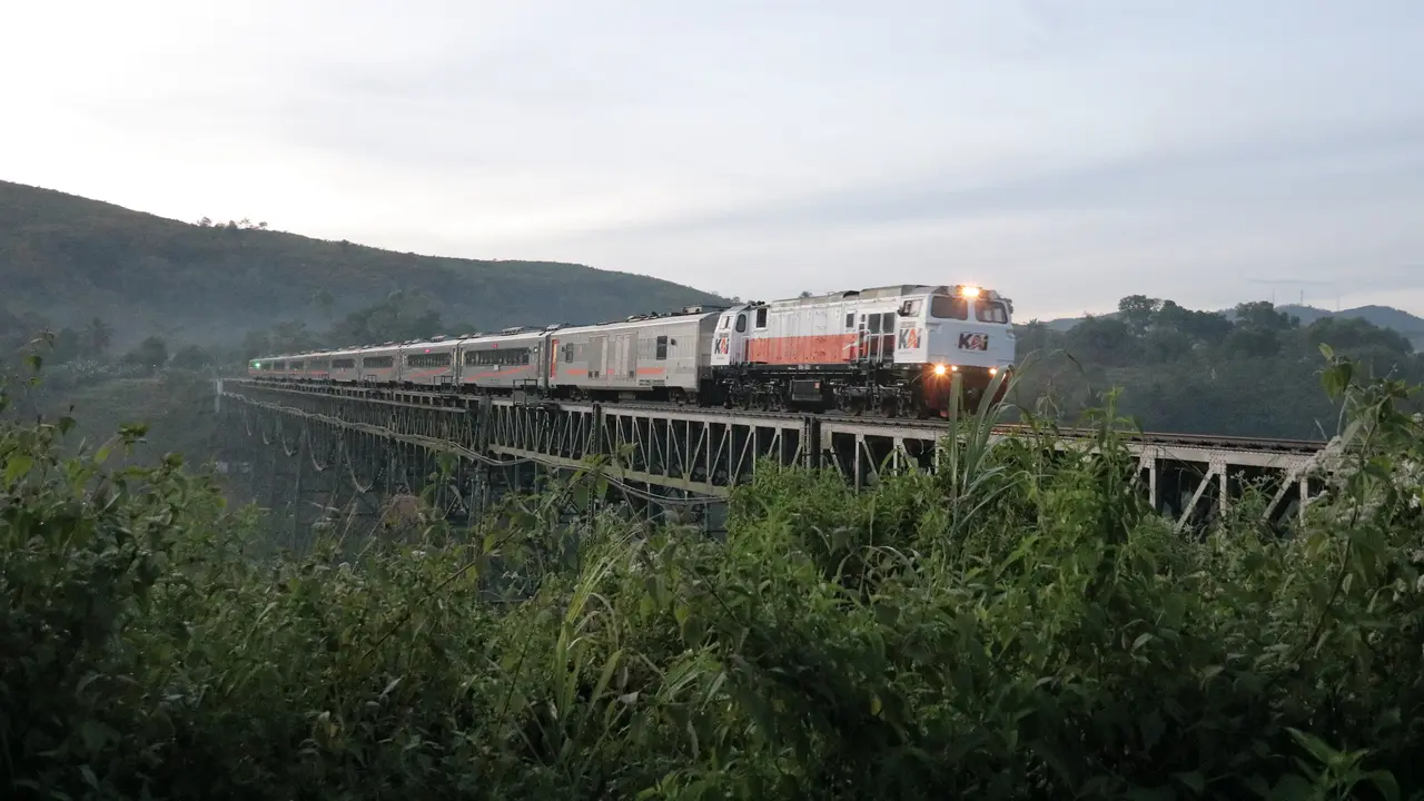 Teror Batu di Jalur Kereta Api Sancaka 6 Juli 2025: KAI Buru Pelaku, Penumpang Terluka