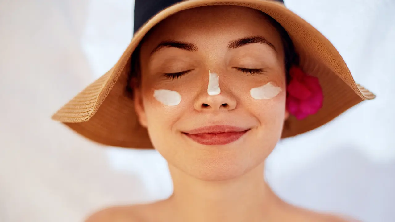 5 Perbedaan Penting Sunscreen vs Sunblock: Mana yang Tepat untuk Kulitmu?