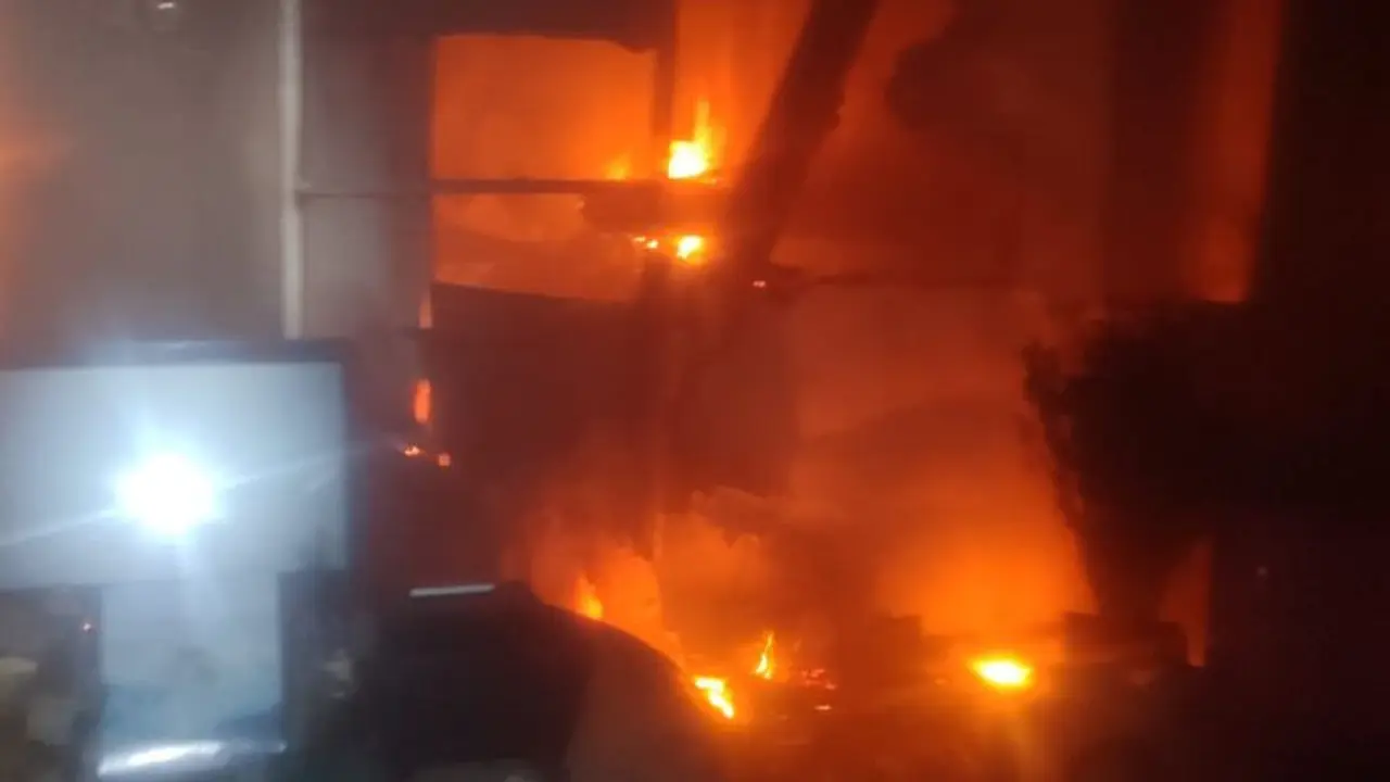 Malam Panik! 73 Damkar Bentrok Padamkan Si Jago Merah Meluluhlantakkan 400â€¯mÂ² Kafe