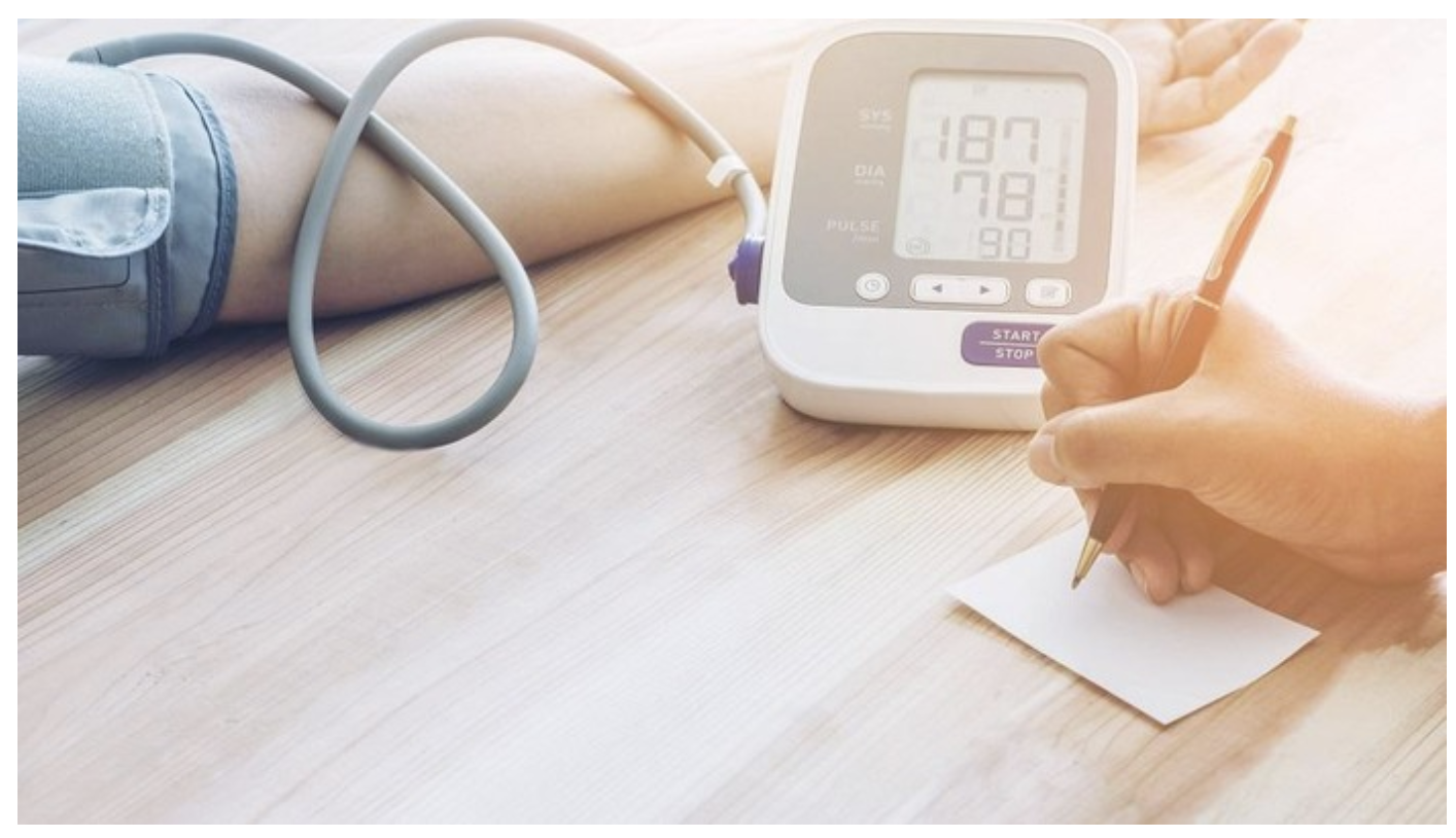 7 Kebiasaan Sepele yang Diam-diam Memicu Tekanan Darah Tinggi