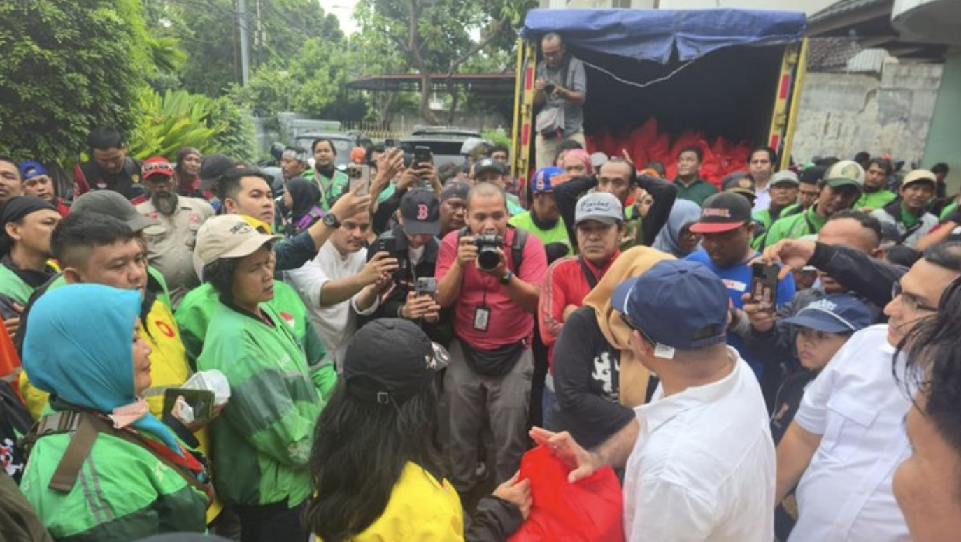 Aksi Sosial 98 Resolution Network: 500 Paket Sembako Dibagikan Warga Peduli Warga