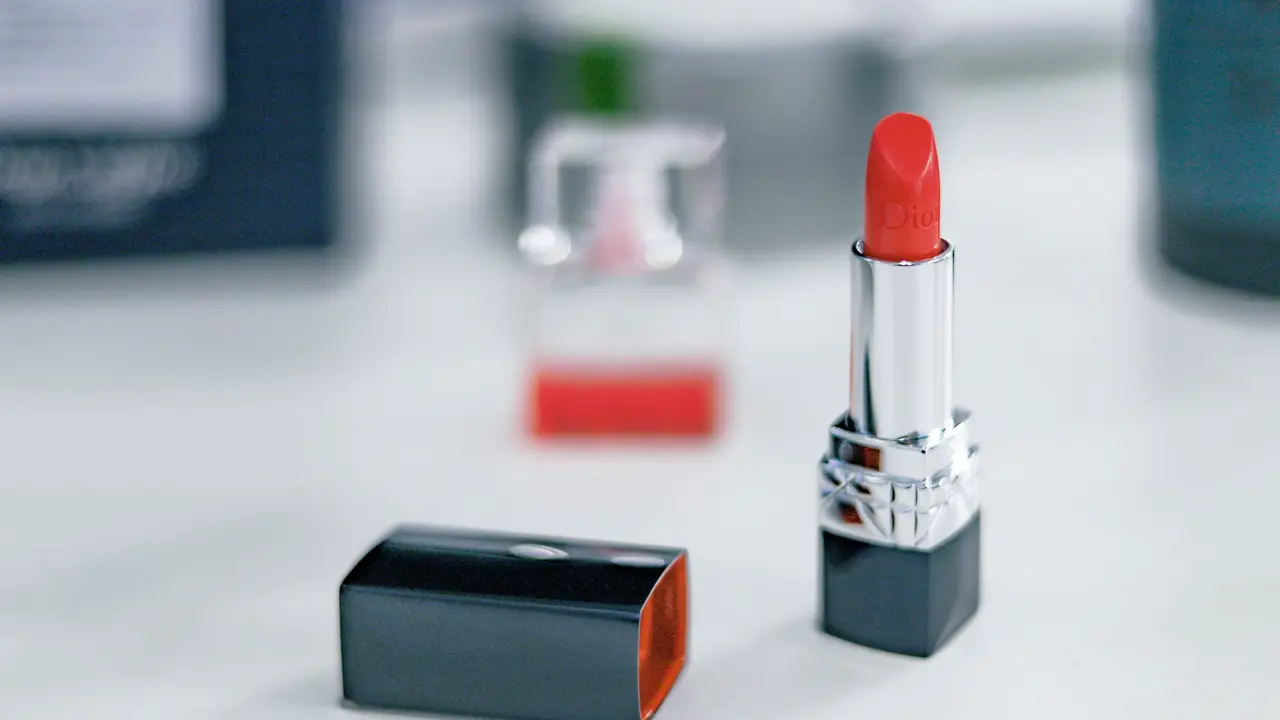 3 Kunci Memilih Warna Lipstik Anti-Gagal, Wajib Tahu Tips Undertone Ini!