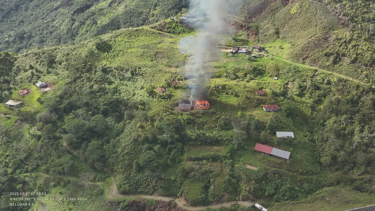 16 Anggota KKB Bakar SMP di Papua: Aksi Brutal di Kiwirok, Aparat Kerahkan Operasi Besar