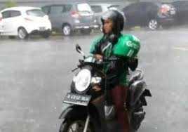 Driver Ojek Online Sulit Dicari Saat Cuaca Hujan, Ini Penyebabnya
