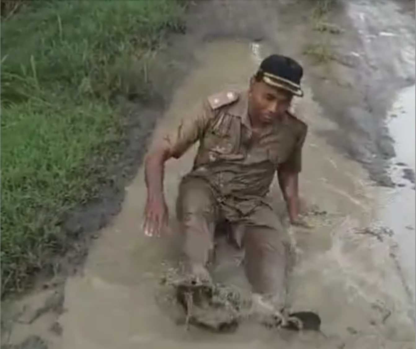 Viral! Kades Sragen Mandi Lumpur, Protes Jalan Rusak Bertahun-tahun