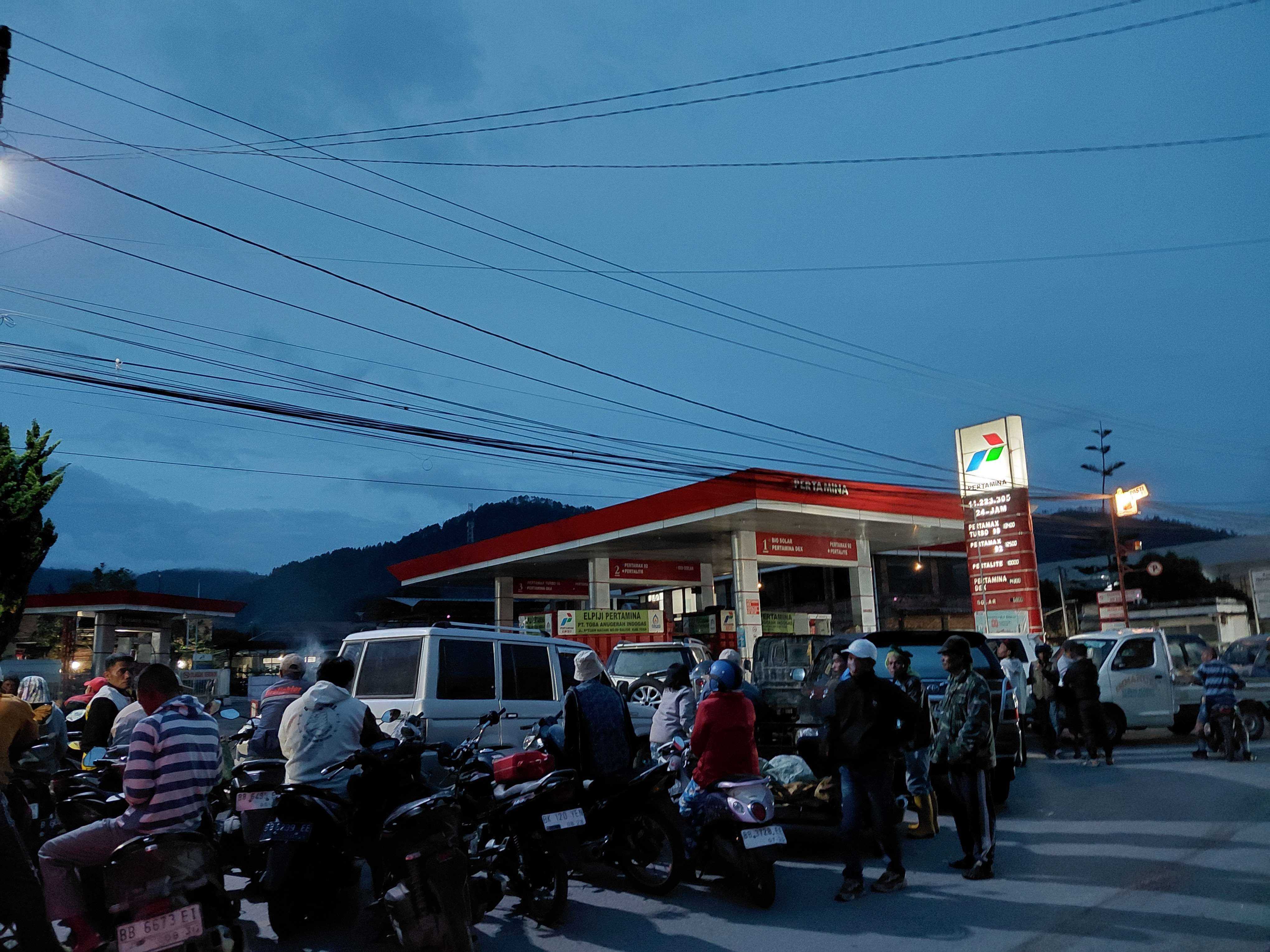Antrean Panjang BBM di Balige Akibat Terganggunya Pasokan dari Sibolga