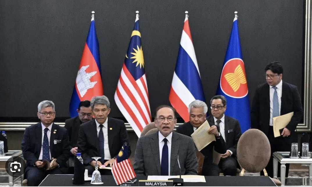 Perdana Menteri Malaysia Anwar Ibrahim saat menghadiri perundingan gencatan senjata antara Thailand dan Kamboja di Putrajaya, Malaysia, Senin (28/07/2025). (AP/ Pool/ Mohd Rasfan)fypmedia.id