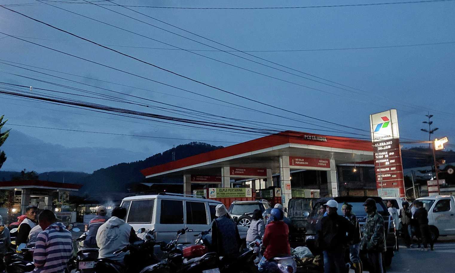 Warga dengan berbagai kendaraan antri di depan SPBU di Jalan Baba Lubis, Balige, Toba, Senin (22/12/2025) (Foto: RRI/Sugandi)