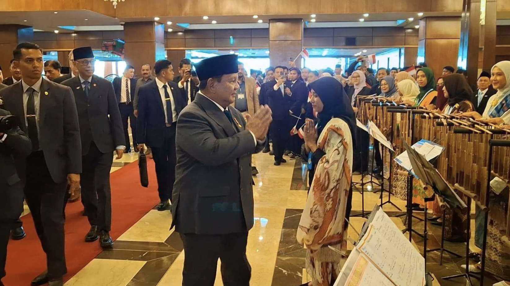 Presiden Prabowo Subianto menghampiri tim kesenian dari DWP KBRI Islamabad yang menampilkan permainan alat musik angklung menyambut kedatangannya di Hotel Marriot Islamabad, Pakistan, Senin (8/12/2025) (Foto:RRI/Retno Mandasari)