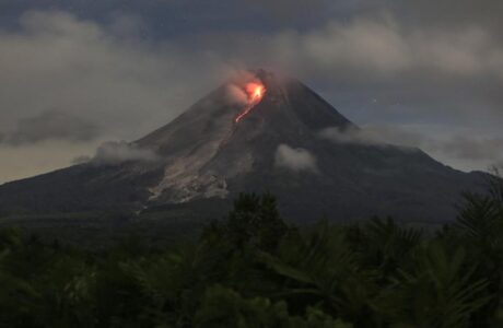 Gunung Merapi Muntahkan Guguran Lava Hingga 1,8 Kilometer!
