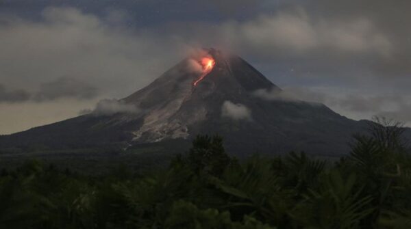 Gunung Merapi Muntahkan Guguran Lava Hingga 1,8 Kilometer!