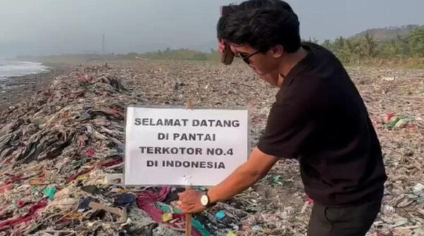 Pandawara: Aktivis Lingkungan Berjuang untuk Bersihkan Pantai Loji Dihadang oleh Kepala Desa