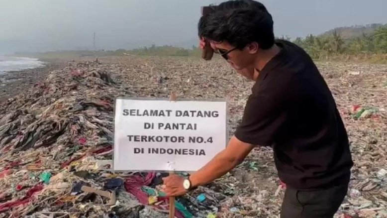 Pandawara: Aktivis Lingkungan Berjuang untuk Bersihkan Pantai Loji Dihadang oleh Kepala Desa