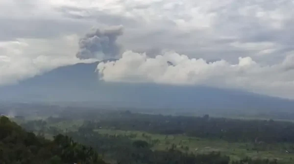 Marapi Masih Meletus