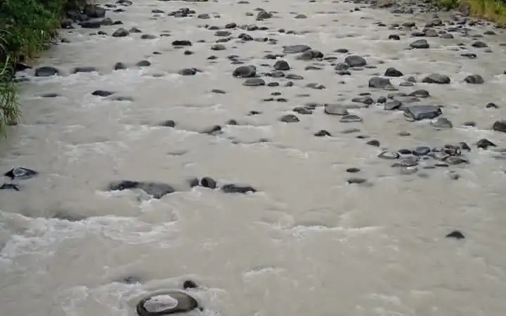 Sungai Berhulu di Marapi Berwarna Keabuan dan Berbau Balerang