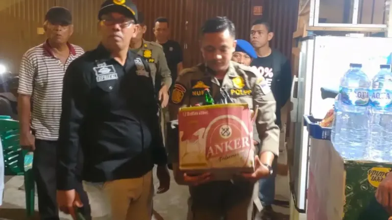 Tim Gabungan Sita Puluhan Botol Minuman Beralkohol di Padang