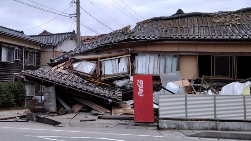 Gempa di Jepang berkekuatan M 7,6 yang membuat jalan dan rerumahan mengakami keruntuhan